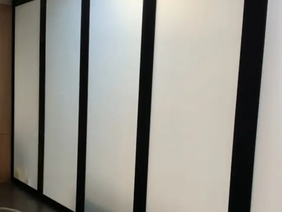 Painéis de vidro em escritório corporativo com película inteligente acionada